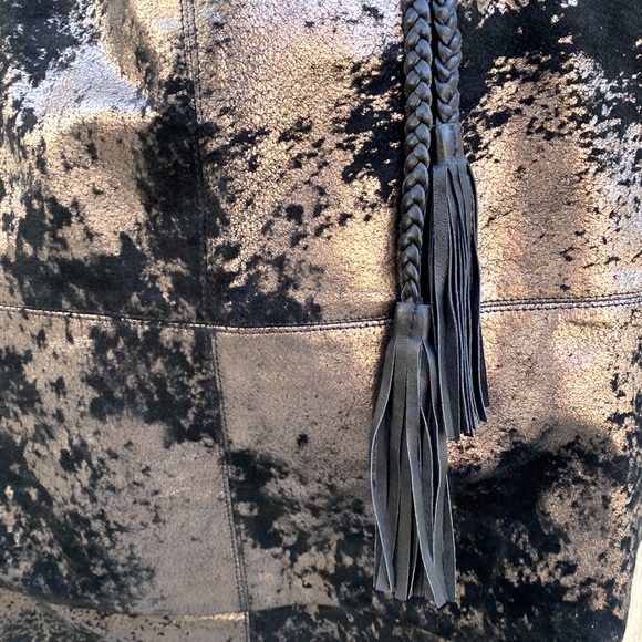 Edgy Chic Large Leather Tote Bag - Picture 2 of 9